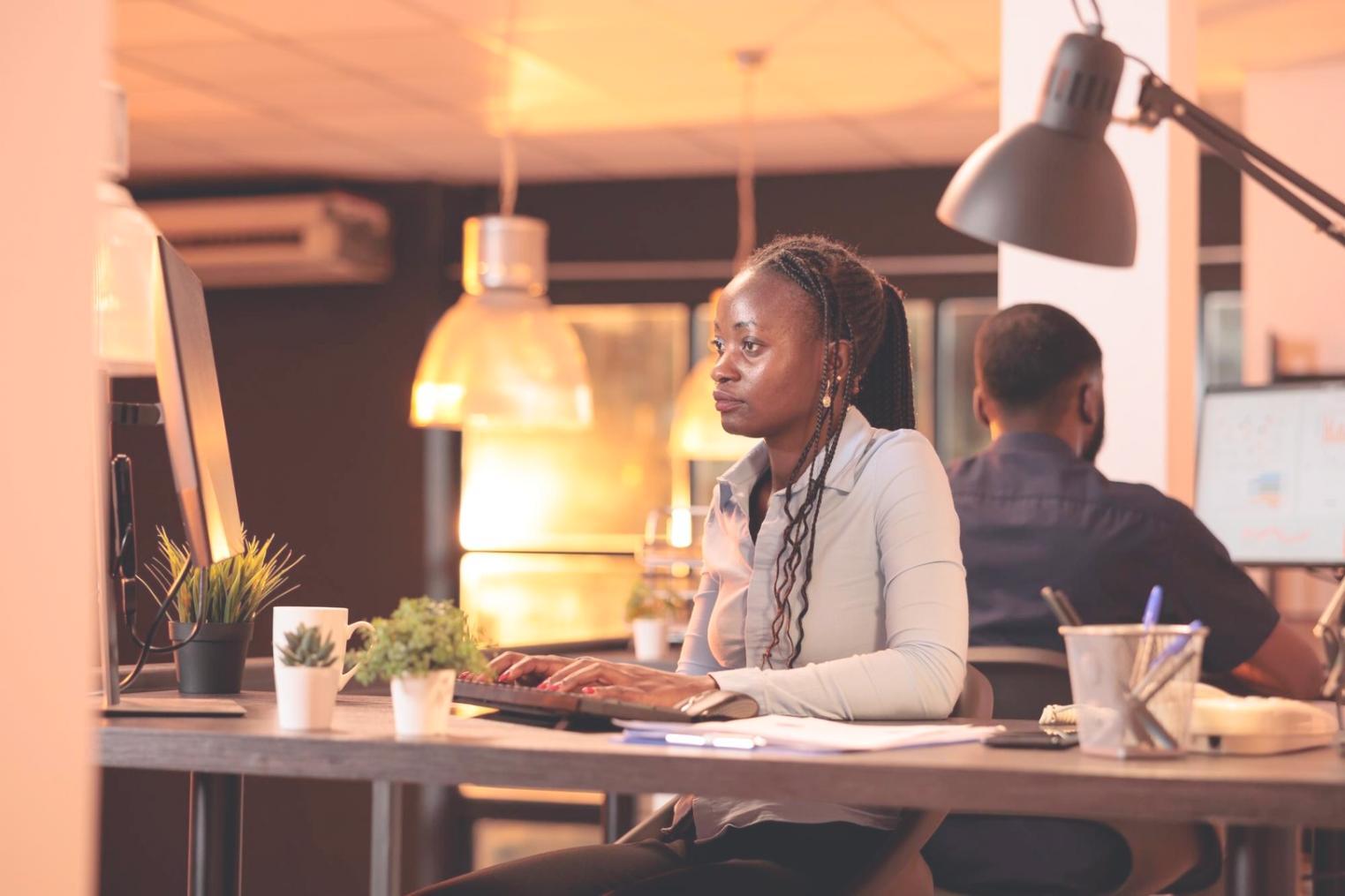 Formation en gestion financière avec des participants analysant des documents budgétaires